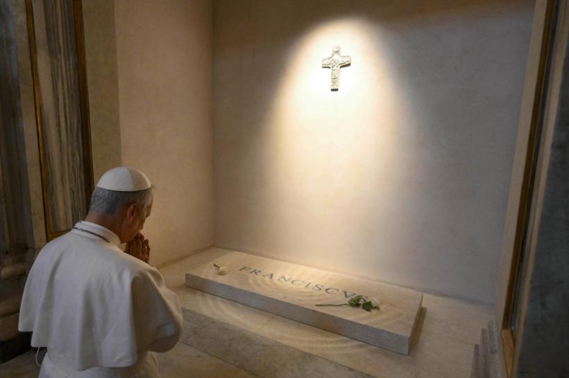 Papa Leon s-a rugat la mormântul Papei Francisc înainte de primul său discurs de duminică