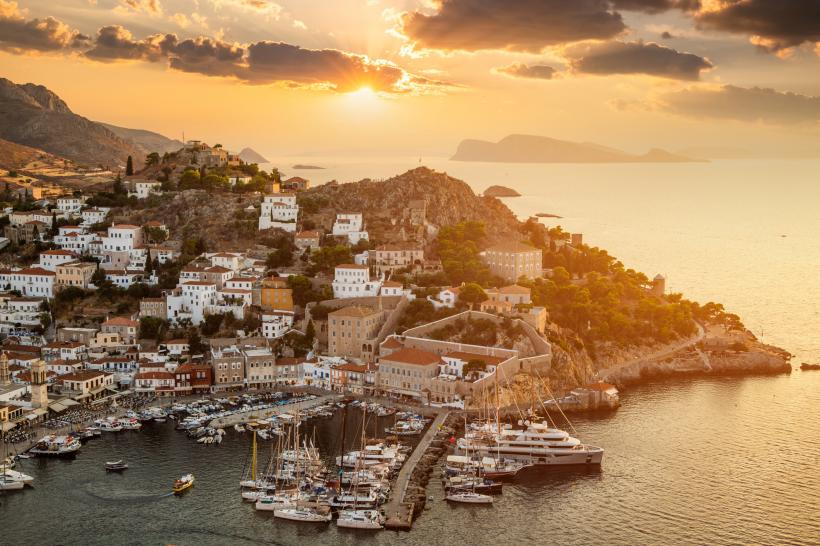 Santorini și Mykonos nu mai sunt așa dorite de turiști. Anul acesta o altă insulă, la o oră de Atena, e în top pentru apusurile virale