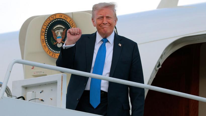„Aș fi prost să-l refuz”: Trump explică de ce primește cadou un avion de lux de la familia regală din Qatar. Va fi noul Air Force One