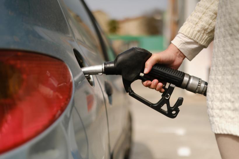 Caz şocant în Italia: o femeie a murit carbonizată în timp ce alimenta maşina într-o benzinărie