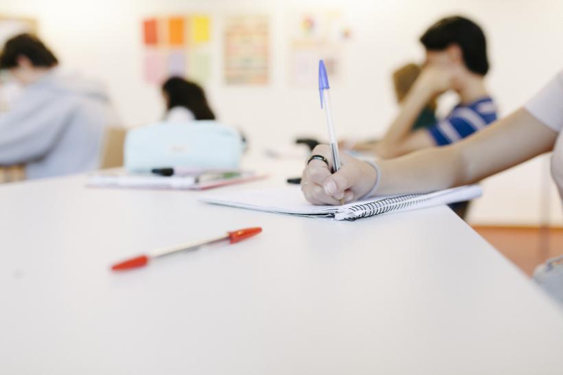 Cifre îngrijorătoare: Patru din 10 adolescenți nu vor să urmeze studii liceale. Unii sunt nevoiți să întrețină familia