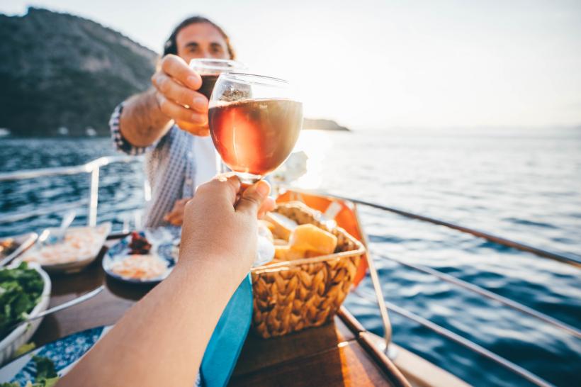 Mâncare gratis și cursuri de yoga. Țara din Europa care le oferă recompense turiștilor care au grijă de mediu