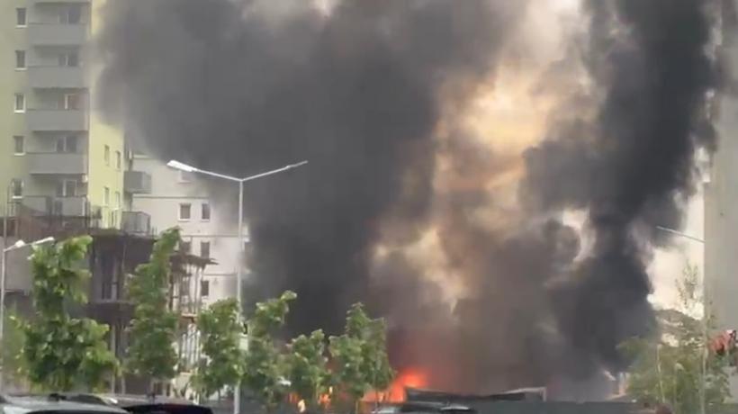 Un incendiu puternic cu degajări mari de fum a izbucnit pe un șantier din Brașov
