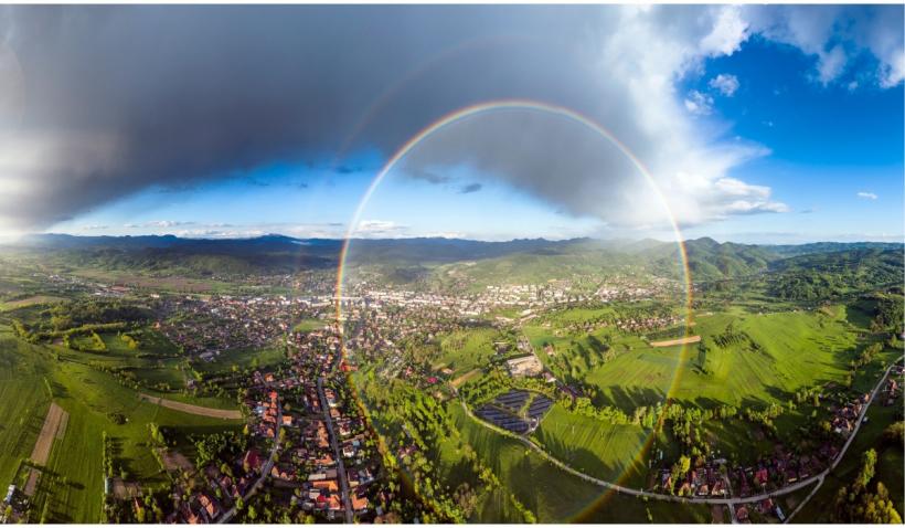 Curcubeu circular spectaculos, surprins în orașul Brad. Ce semnificație are acest fenomen rar