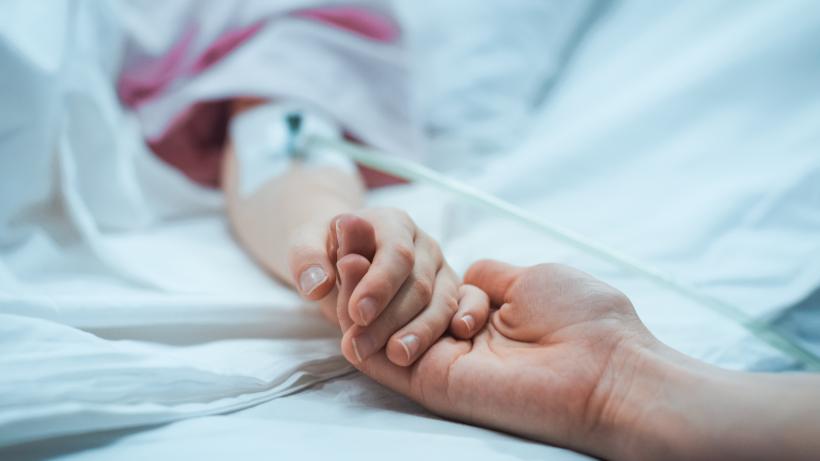 O fetiță de doar trei ani a murit la Spitalul din Târgu Jiu. Ar fi înghițit medicamentele surorii ei, care suferă de autism