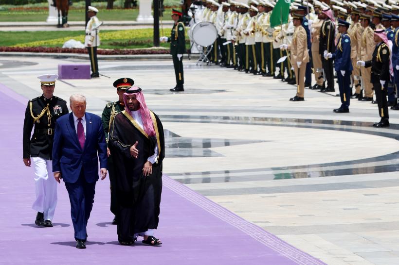 Trump, primit cu onoruri regale în Arabia Saudită: A luat prânzul cu Mohammed bin Salman, dar a refuzat să guste cafeaua tradițională
