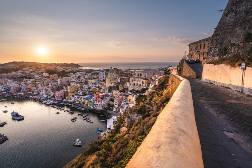 Un cutremur a zguduit Napoli. Oamenii au ieşit pe străzi, circulaţia metrourilor a fost oprită