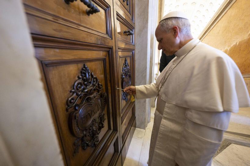 Papa Leon a redeschis apartamentul sigilat la moartea lui Francisc, deși acesta nu a locuit acolo. Gestul a dus imediat la o întrebare