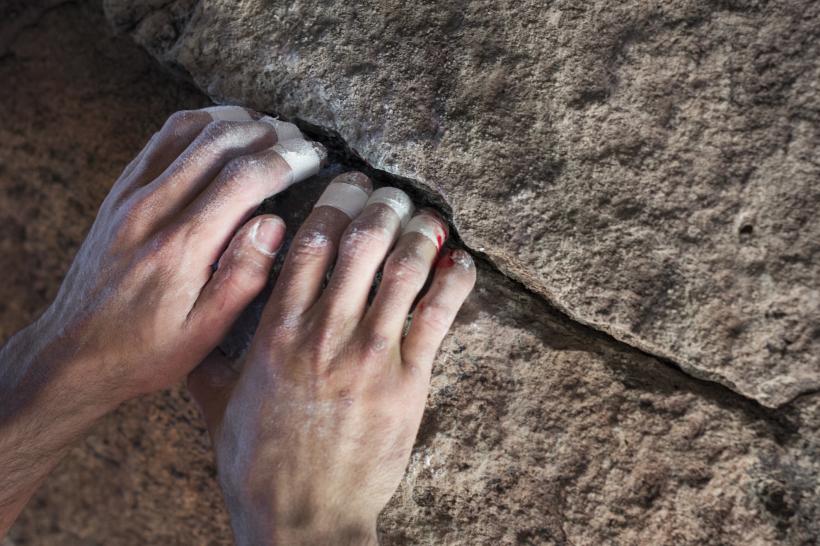 Patru alpiniști au căzut 120 de metri într-o râpă. Unul a supraviețuit în mod miraculos, a ieșit și a condus până la un telefon public
