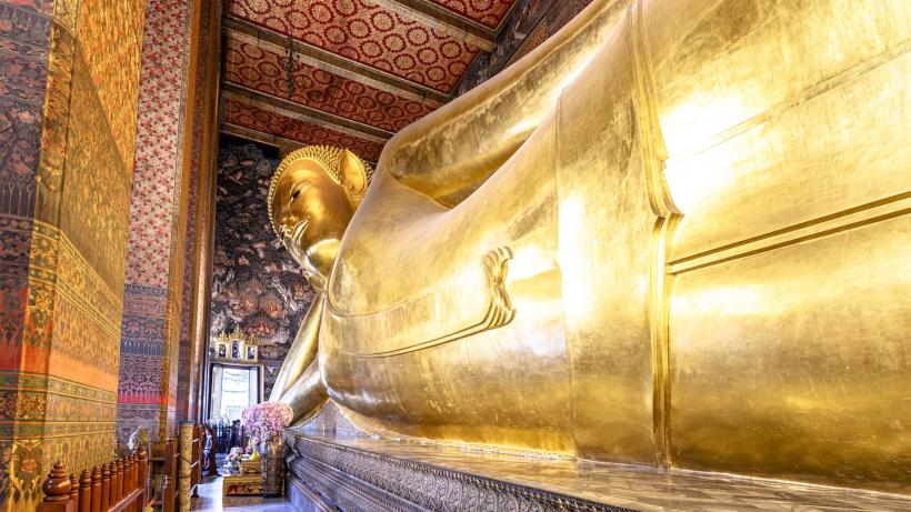 O echipă de muncitori săpa sub o statuie a lui Buddha și a descoperit o comoară de aur veche de 1300 de ani