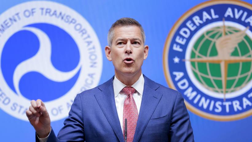 Secretarul american pentru transporturi i-a schimbat soției zborul din Newark, deși a afirmat recent că este un aeroport sigur