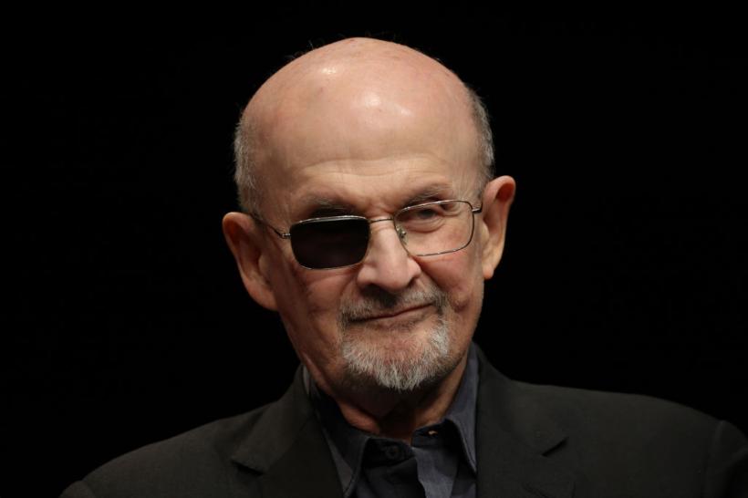 Tânărul care l-a înjunghiat pe Salman Rushdie și l-a orbit a fost condamnat la 25 de ani de închisoare