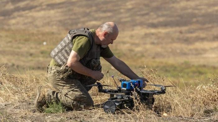 Armata Ucrainei a folosit pentru prima dată drona "Regina Viespilor" cu lansator de grenade împotriva forțelor ruse. Filmarea cu atacul