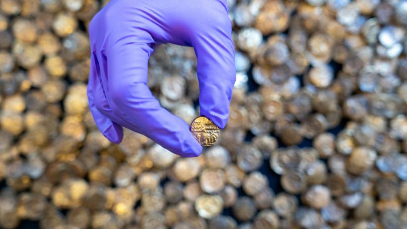 Descoperire arheologică unică: A fost găsit cel mai mare tezaur de monede de aur din Epoca Fierului din UK. Cum arată comoara