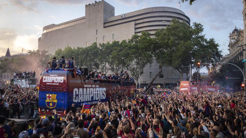 FC Barcelona a sărbătorit succesele din acest sezon pe străzile orașului catalan. Autocarul campionilor a fost înconjurat de suporteri