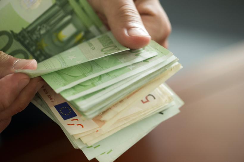 O femeie din Timișoara a aruncat 13.000 de euro pe stradă. Apoi s-a urcat la volanul mașinii și a plecat