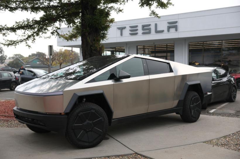 Tesla Cybetruck trebuia să fie maşina care să reziste Apocalipsei. Dar poate supravieţui măcar unui drum la magazin?