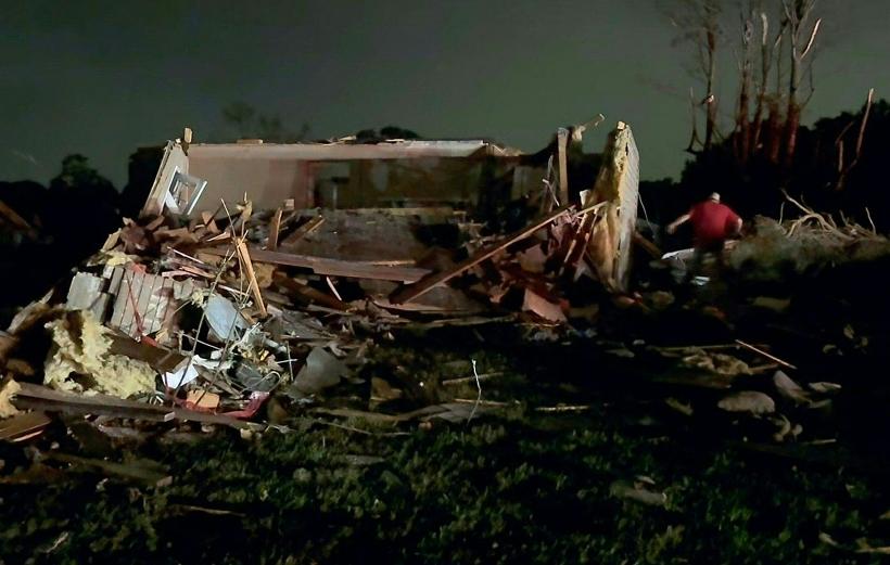 Tornadele au măturat statele americane Missouri și Kentucky și au lăsat ravagii în urmă: cel puțin 21 de oameni au murit