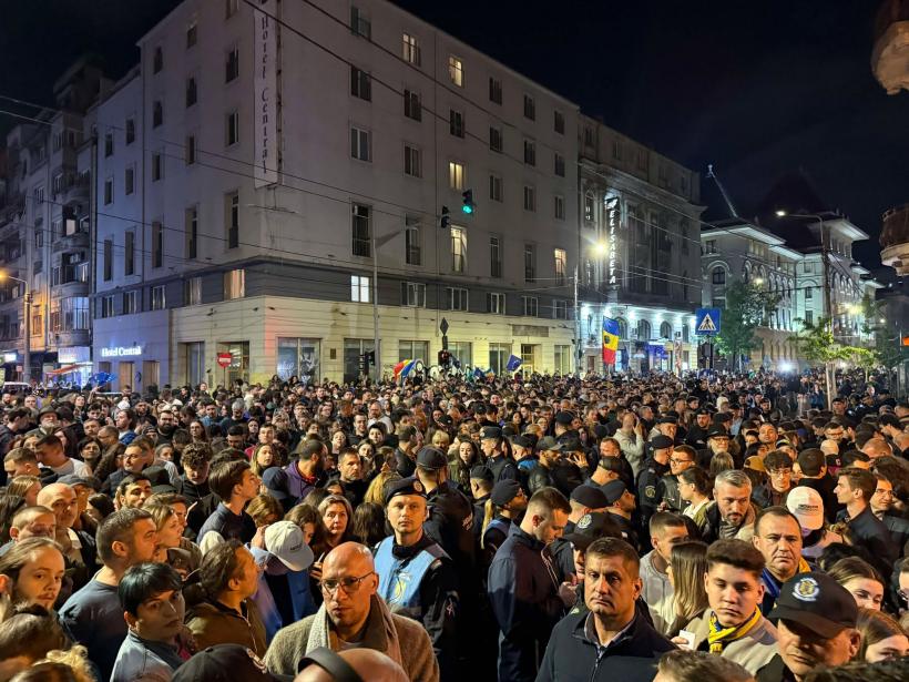 Bucurie imensă în Centrul Bucureștiului, după exit-poll-uri. Bulevardul Elisabeta a fost ocupat de alegătorii lui Nicușor Dan