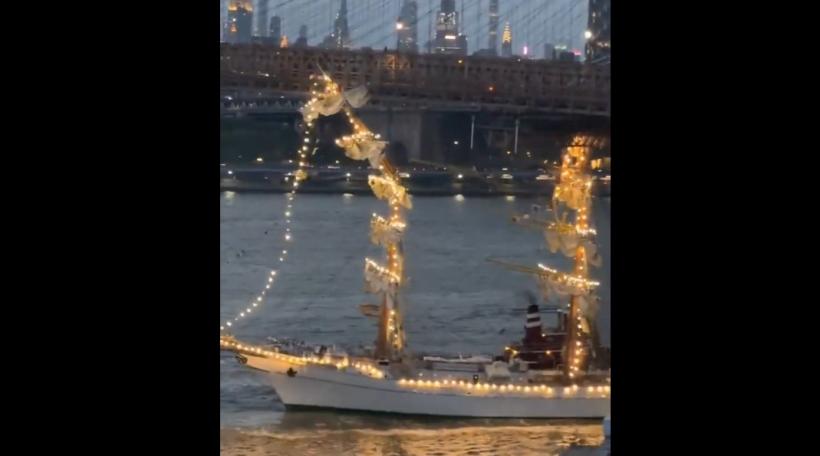 Momentul în care o navă-școală a Marinei Mexicane se izbește de podul Brooklyn din New York. Sunt doi morți și 19 răniți