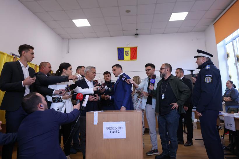 Simion și Georgescu s-au enervat pe polițiști pentru că nu avut voie să facă declarații în secția de vot: „Nu e frumos ce faceți”