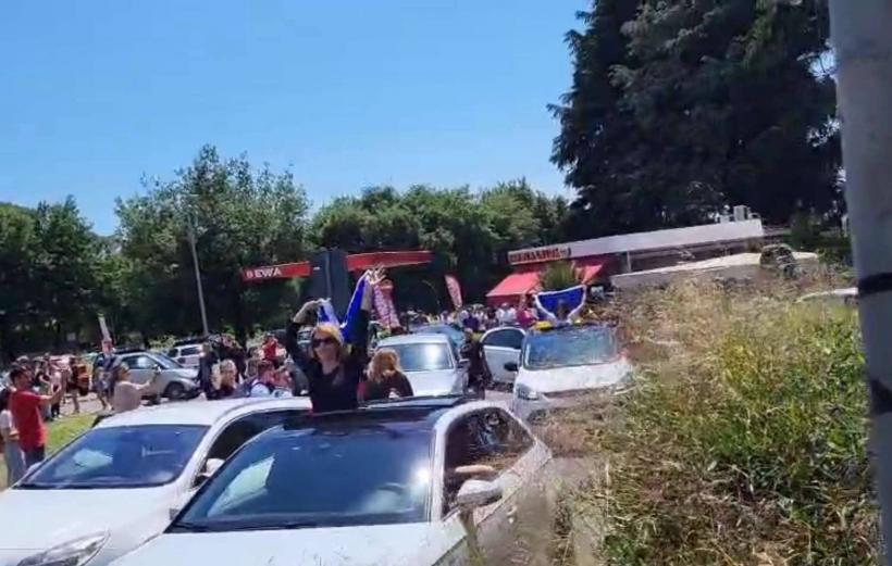 Susținătorii lui George Simion fac miting electoral cu manele în fața Consulatului de la Roma. Au fost chemați carabinierii