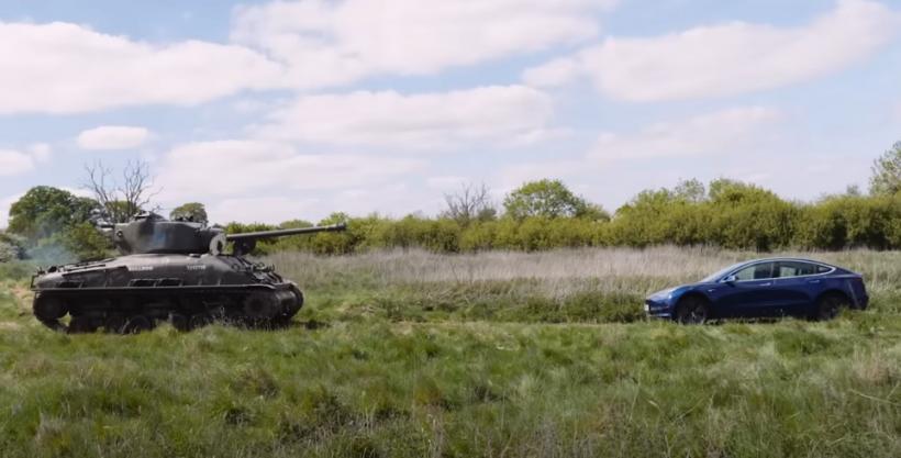 Videoclip viral: Un veteran de 98 de ani a zbrobit o Tesla cu un tanc: „Am mai învins fascismul o dată”