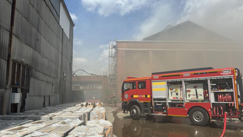 Incendiu major la o hală lipită de Hala Laminor din București. Există risc de propagare: Oamenii din zonă au primit mesaj Ro-Alert