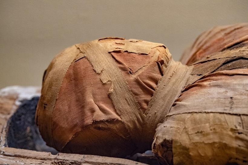 Un sarcofag vechi de 2.000 de ani tocmai a fost deschis, iar mumia dinăuntru este uluitoare