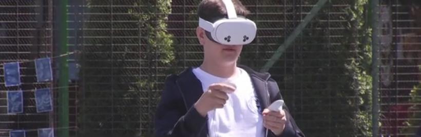 Şcoala viitorului: Ochelari VR, câini interactivi roboţi şi studiouri imersive