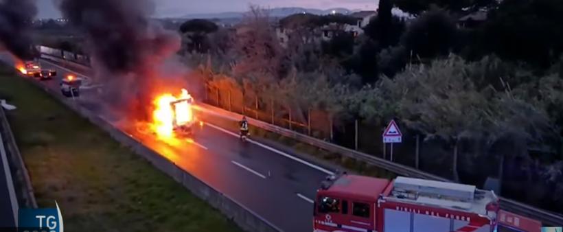 VIDEO Momentul în care o maşină de valori a fost jefuită în Italia. Detaliul incredibil care i-a dat de gol pe bandiţi
