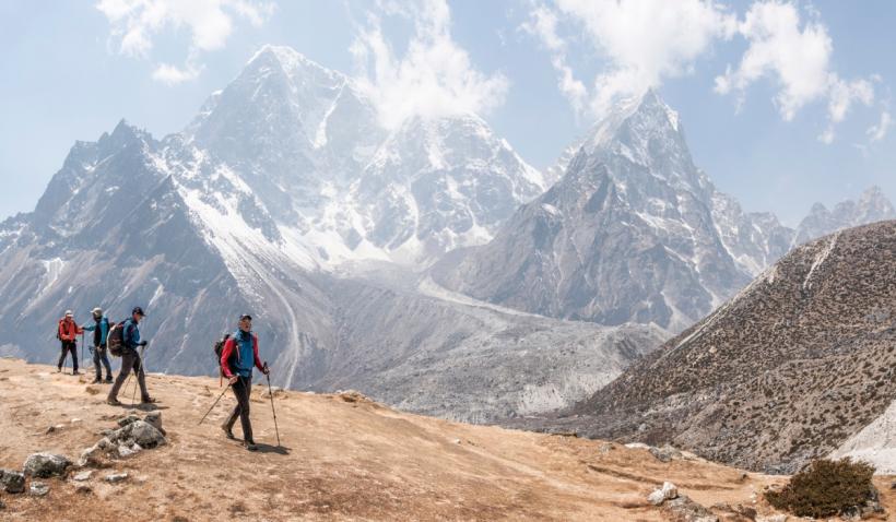 Patru britanici au devenit primii alpiniști care au escaladat Everestul fără aclimatizare, folosind un gaz special