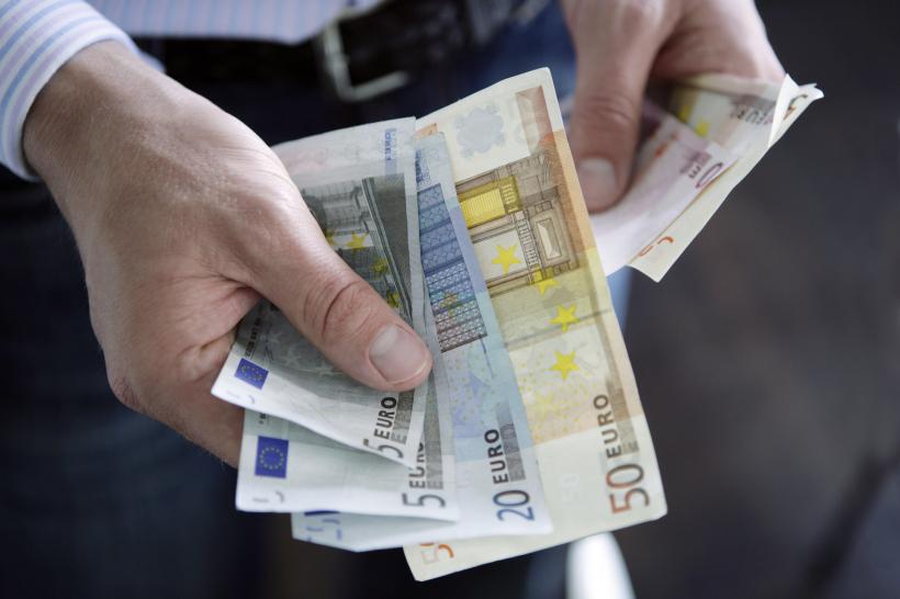 „Țineți niște bani la saltea”. O bancă centrală îi sfătuiește pe cetățeni să aibă bani cash în caz de blackout. Care e suma recomandată