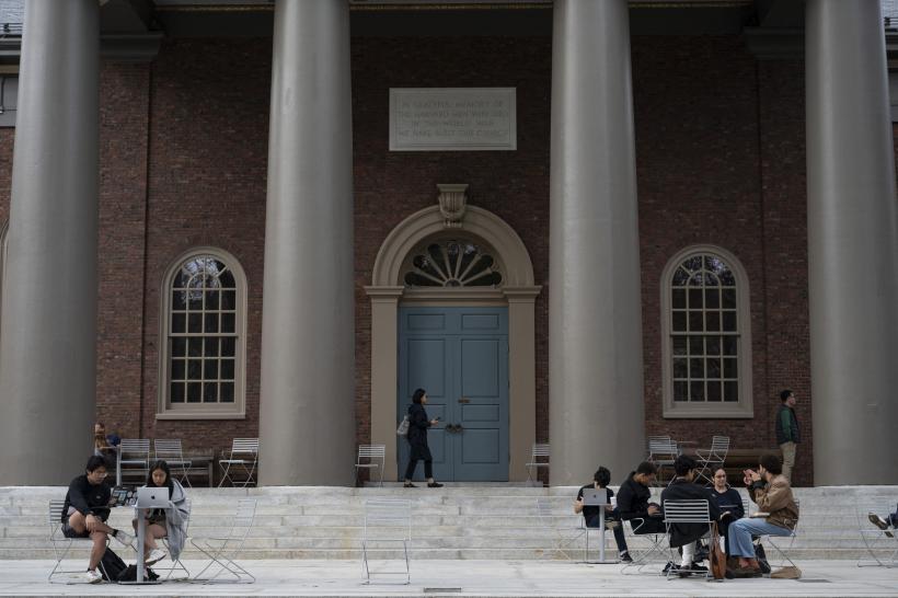 Administrația Trump interzice Universității Harvard să mai aibă studenți străini. Cei care învață acolo trebuie să se transfere