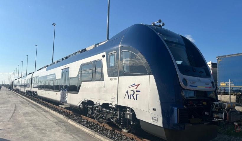 Cum arată primul tren electric regional PESA prezentat la Oradea. Are trei vagoane și poate atinge o viteză de 160 km/oră