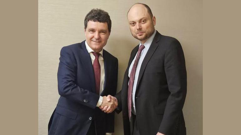 Nicușor Dan s-a întâlnit cu disidentul rus Vladimir Kara-Murza, pe care Kremlinul l-a otrăvit de două ori cu Noviciok
