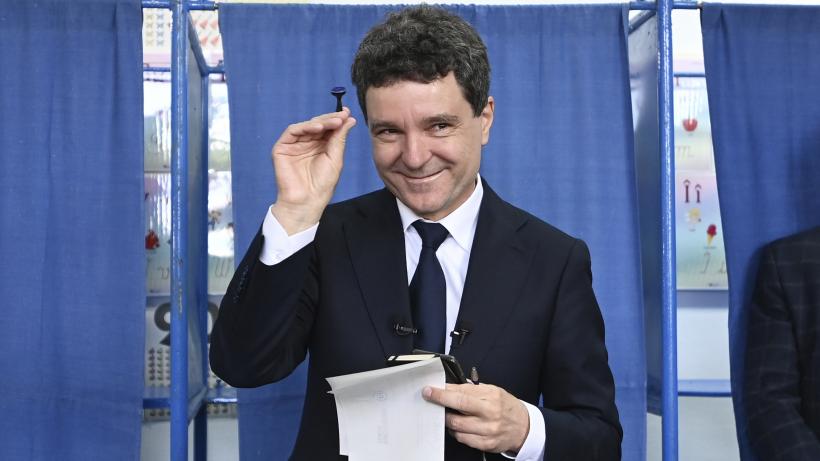 Politico: 18 ore din facerea unui președinte. Cum a arătat ziua de duminică pentru Nicușor Dan