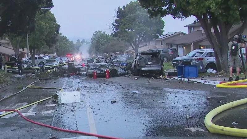 Un avion s-a prăbuşit într-un cartier din San Diego. 15 case au luat foc. Pasagerii avionului au murit