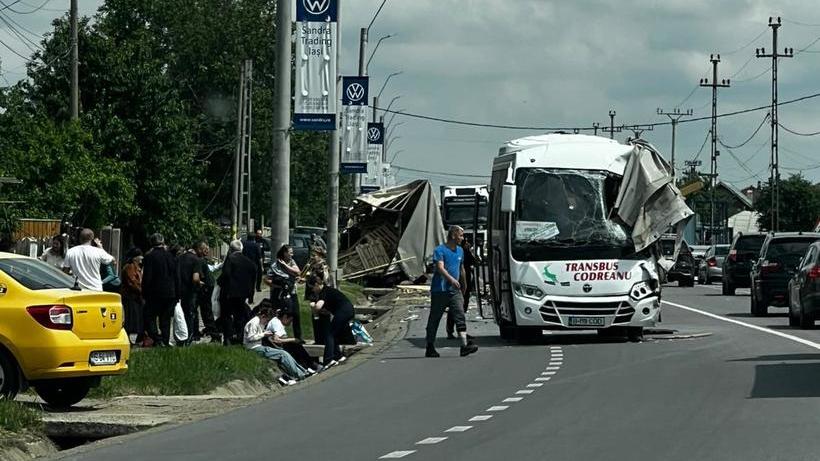 Accident grav în Iaşi, între un autocar cu peste 20 de pasageri şi un TIR. 3 copii se află printre victimele transportate la spital