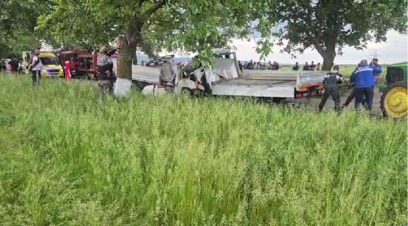 Accident cumplit în Vrancea. Două autoutilitare s-au ciocnit după ce una a intrat pe contrasens. Trei oameni au murit
