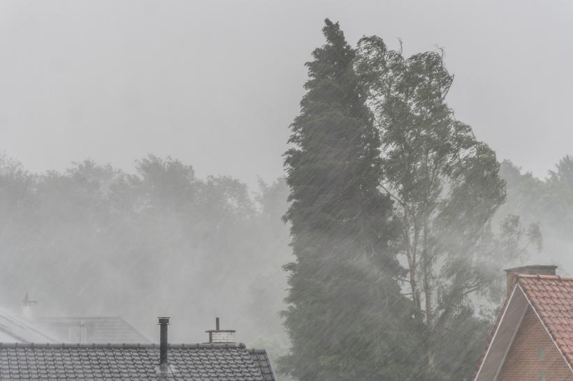Alertă meteo imediată: A fost emis un cod roșu de ploi torențiale și grindină de mari dimensiuni