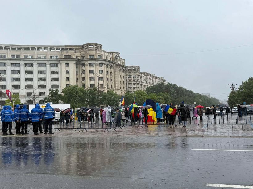 Un bărbat a venit înarmat cu trei cuțite și un briceag la protestul anunțat de Simion în ziua învestirii Președintelui