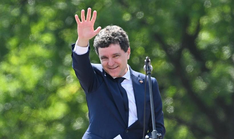 Vecinii lui Nicușor Dan îl laudă și spun că de când îl cunosc nu s-a schimbat deloc: „Un om deosebit. Nu a uitat de unde a plecat”