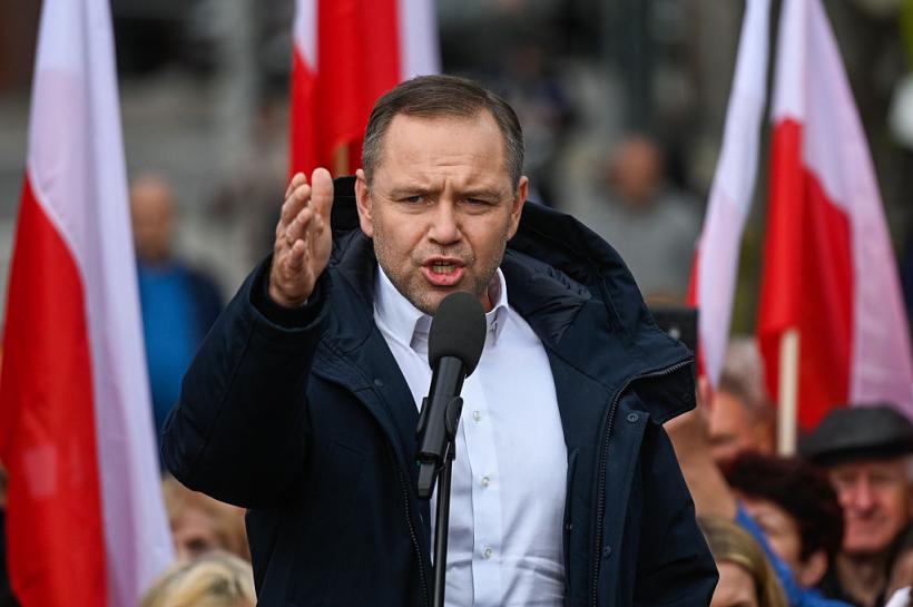 Candidatul din Polonia susținut de George Simion este acuzat că făcea proxenetism pe vremea când era bodyguard la hotel
