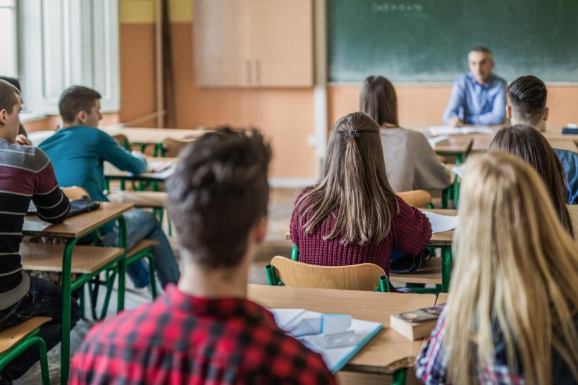 Ministrul Educației e nemulțumit de învăţământul liceal din România: „Suntem în Epoca de Piatră, nici măcar Evul Mediu”
