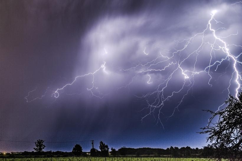 Alerte meteo de furtuni puternice: Cod portocaliu și galben de ploi și vijelii în mare parte din țară. HARTA zonelor vizate
