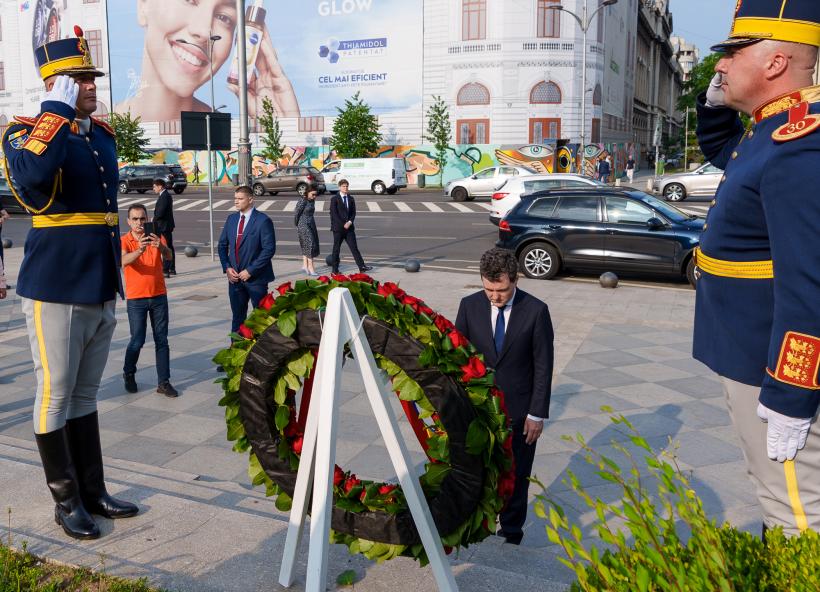 Preşedintele Nicuşor Dan a depus coroane de flori în memoria victimelor Mineriadei din 1990