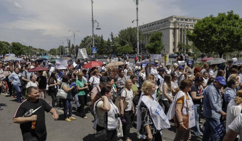 Daniel David cheamă sindicatele la discuții, după ce profesorii au amenințat cu proteste