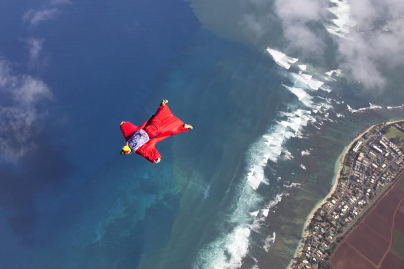 Un bărbat îmbrăcat într-un costum cu aripi a murit după ce s-a aruncat de la 2.400 metri, în Alpii Elvețieni