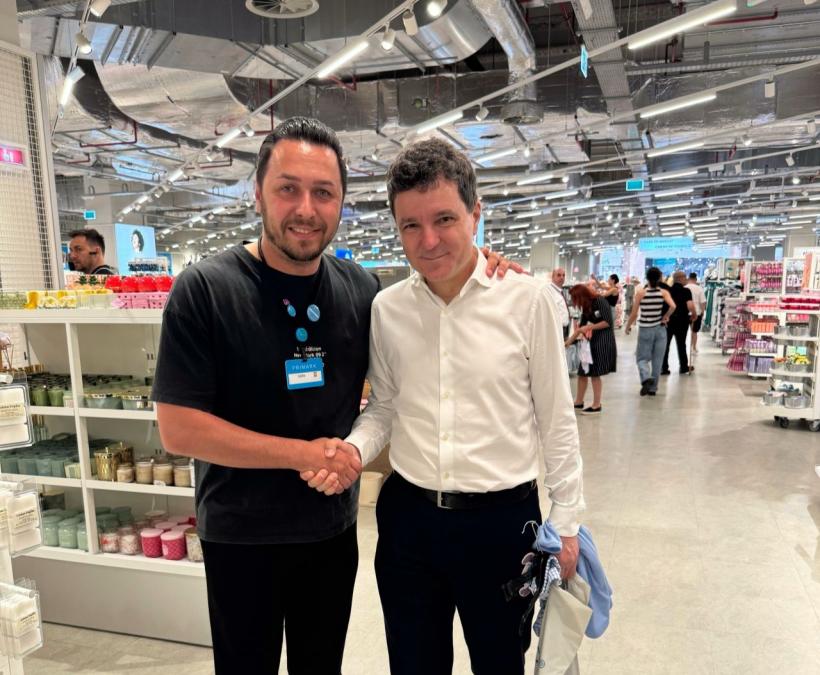 Înainte de a pleca la Haga, Nicușor Dan s-a dus la cumpărături cu fiica lui la Primark, magazin cu prețuri reduse